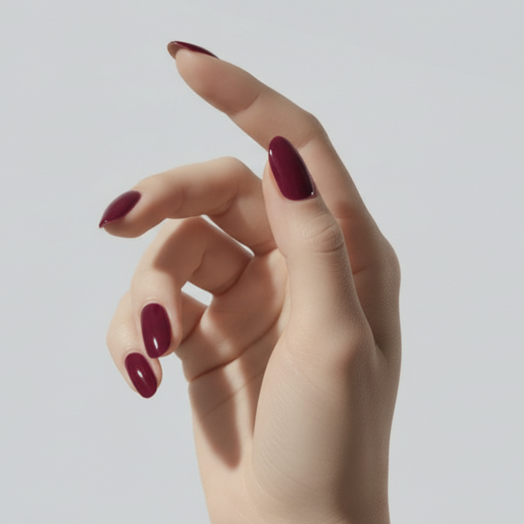 Klasyczny lakier Plum Noir COOLNAILS GLOV – głęboki, winno-bordowy odcień z nutą dojrzałej wiśni