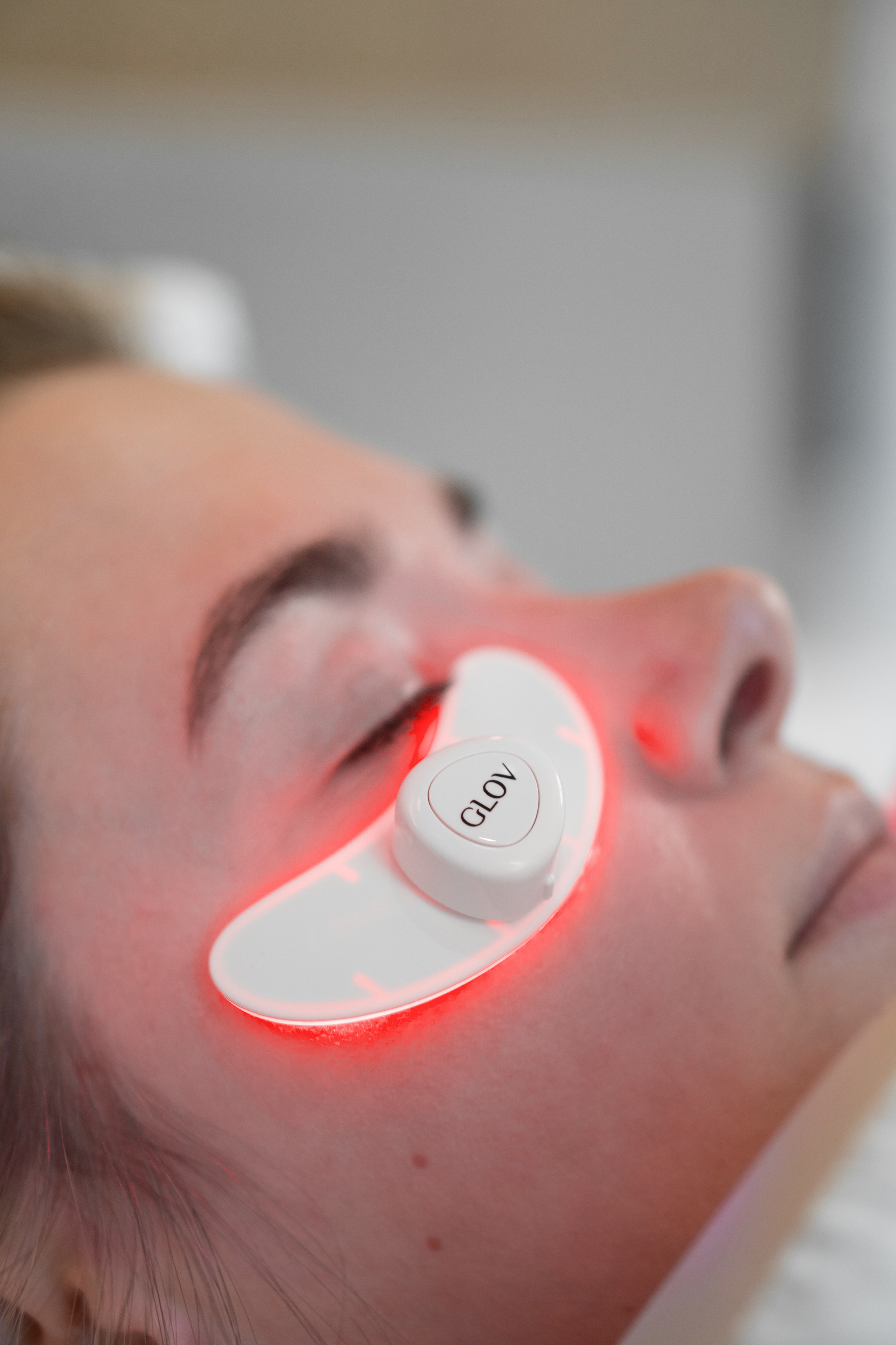 PRZEDSPRZEDAŻ! Płatki LED LUNA EYE z etui ładującym dla rozświetlonej i odświeżonej okolicy oczu – 